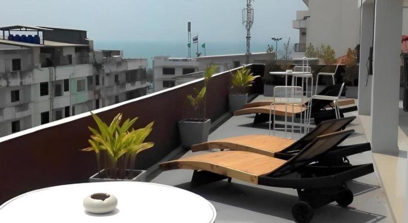 By Dee @Jomtien Otel Pattaya Dış mekan fotoğraf